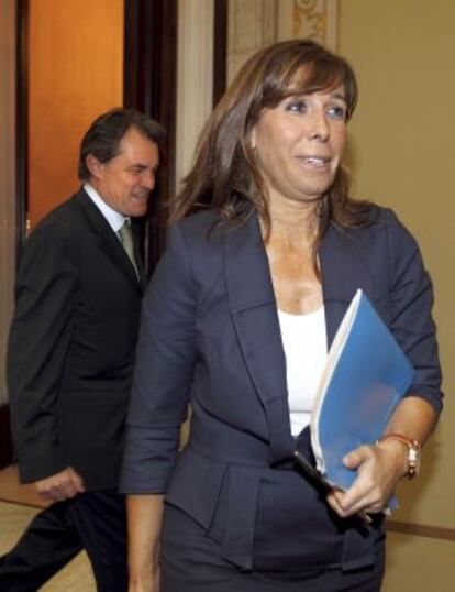 Alicia Sánchez Camacho, en primer plano, en le Parlament, seguida de Artur Mas.