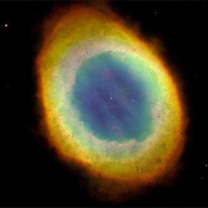 La nebulosa del Anillo, una de las más conocidas, se encuentra en la constelación de Lyra, a 2.300 años luz de nuestro planeta.