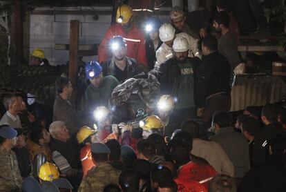 El Gobierno turco elevó a 201 la cifra de muertos por la explosión el martes en una mina de carbón en la localidad occidental de Manisa. En la imagen, un minero es rescatado tras el accidente.
