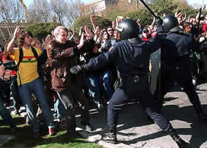 Las fuerzas antidisturbios cargan en la madrileña Plaza de Neptuno contra los manifestantes que pretendían llegar al Congreso de los Diputados. Los manifestantes, en su mayoría estudiantes, colapsaron el centro de Madrid durante las primeras horas de la tarde del jueves, día 20.