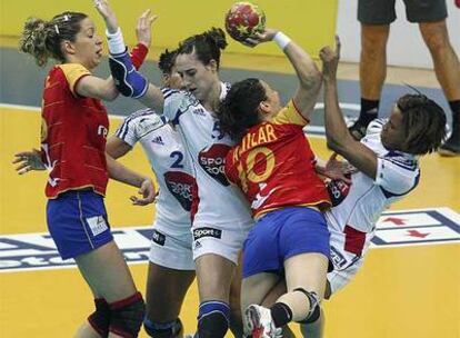 La española Macarena Aguilar choca frontalmente contra tres rivales francesas.