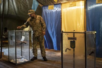 Un soldado vota en un colegio electoral el Donetsk (Ucrania).
