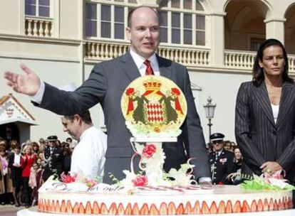 Alberto de Mónaco, ante su tarta de cumpleaños; a su lado, Estefanía.