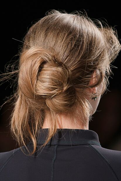 Moños despeinados en el desfile de Bottega Veneta.