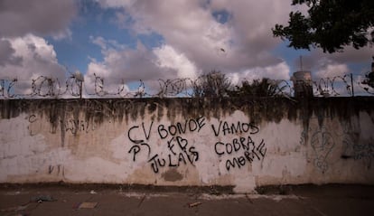 Em Fortaleza, os muros anunciam a facção que controla cada comunidade.