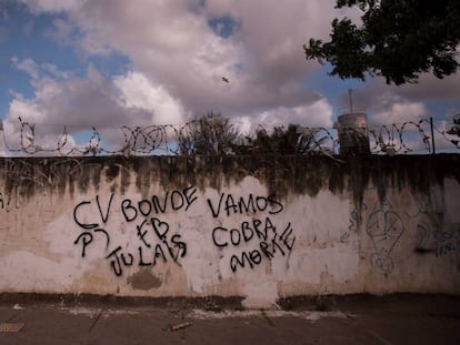 Em Fortaleza, os muros anunciam a facção que controla cada comunidade.