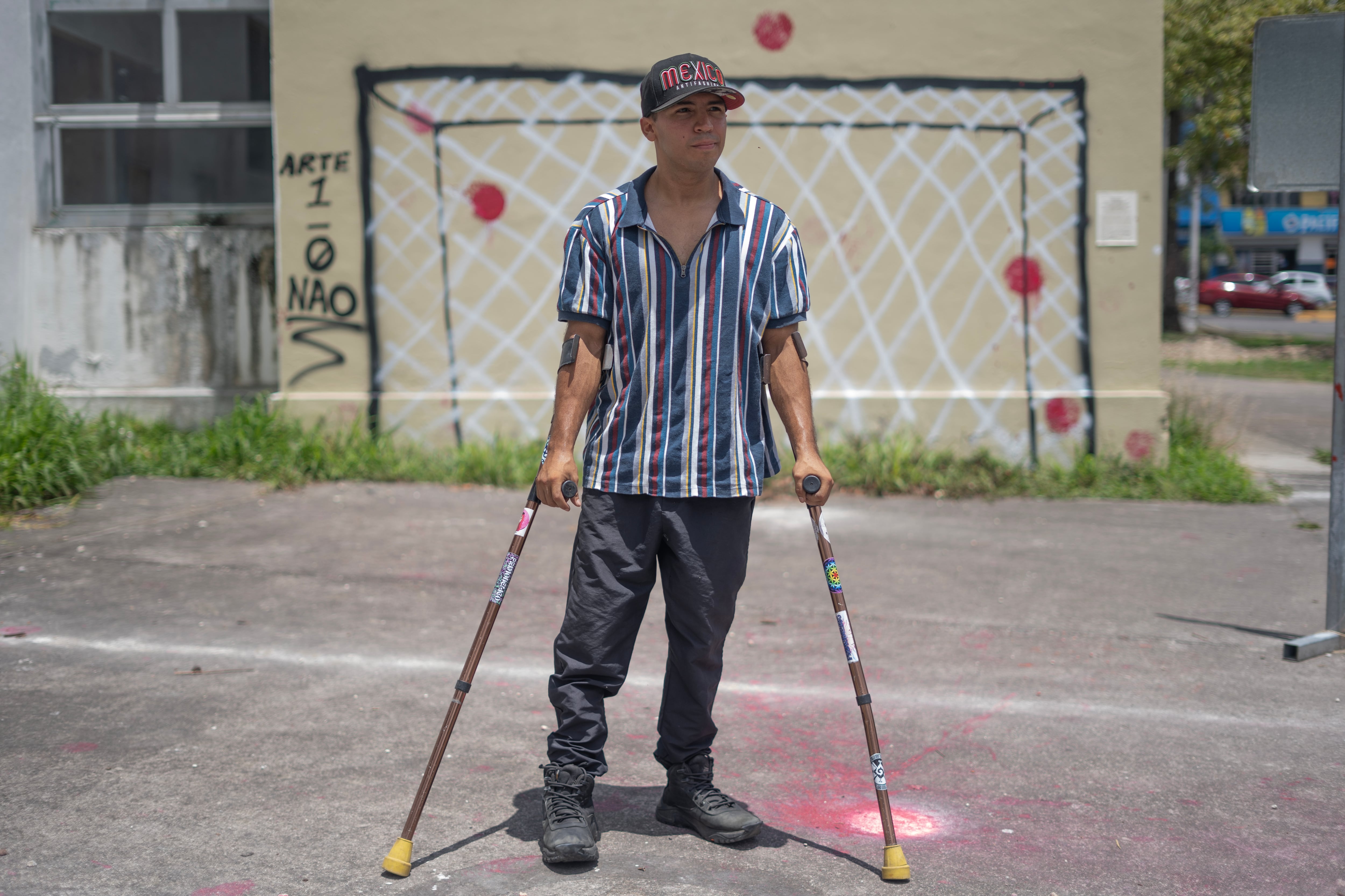 Alejandro Gómez, de 28 años, lleva ya más de dos semanas manifestándose contra la demolición de la llamada Ciudad de las Artes en Tepic.