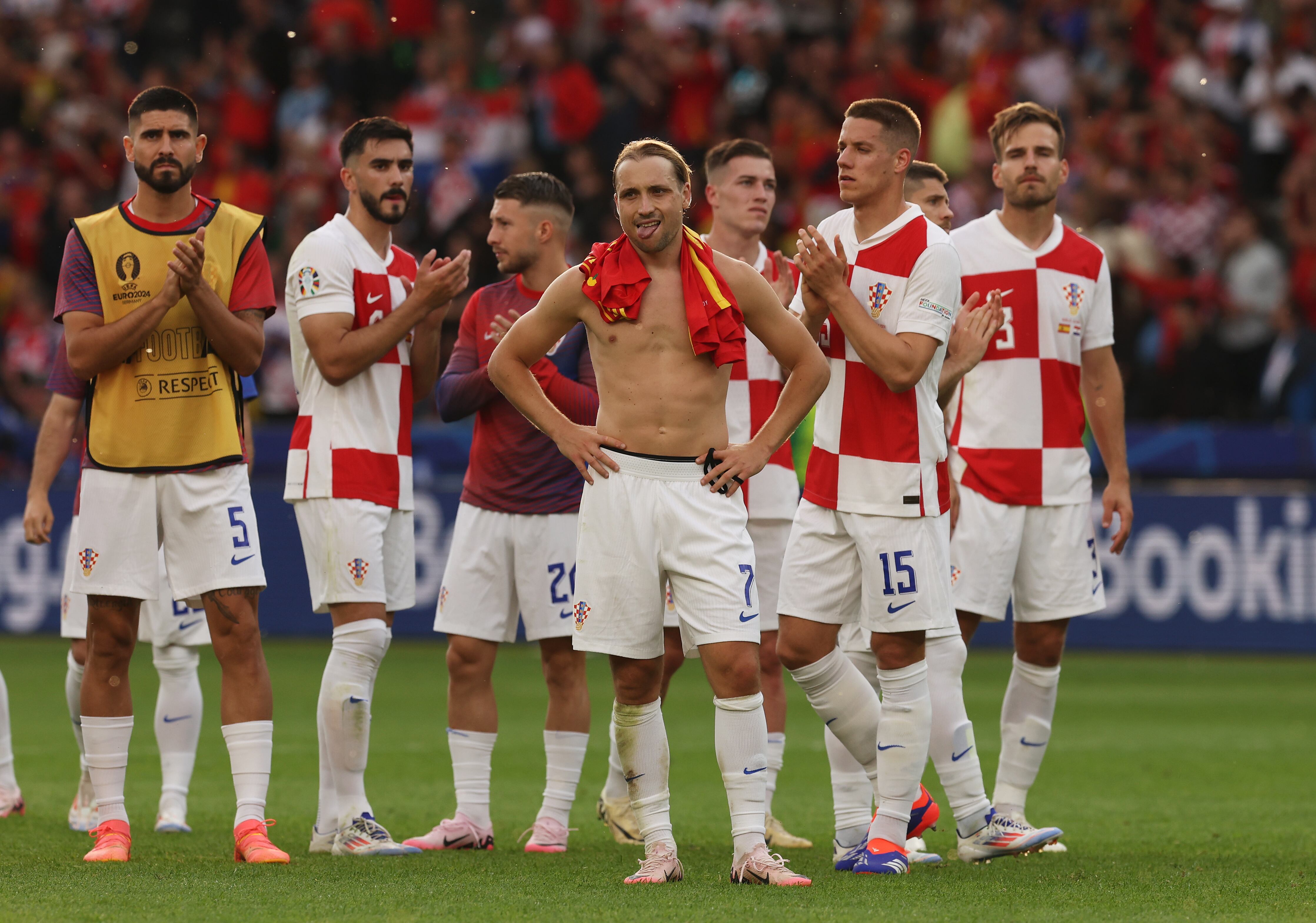 Los jugadores de Croacia al final del partido, tras perder 3-0 ante España.  