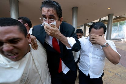 El expresidente de Honduras, Manuel Zelaya y los diputados de LIBRE han sido expulsados de la cámara donde protestaban por la prohibición de entrar armados al Parlamento.