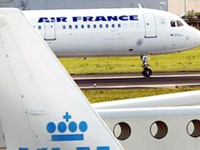 Vista de dos aviones de las aerolíneas KLM y Air France, en el aeropuerto de Amsterdam.