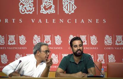 Los diputados socialistas durante la presentación de la propuesta.
