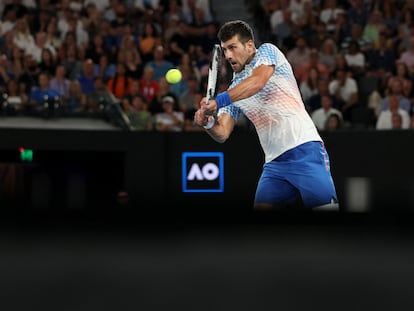 Djokovic golpea la pelota durante el partido contra De Miñaur en Melbourne.