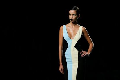 Los vestidos que ha propuesto Hansen para la primavera/verano 2016 son de corte sencillo y geométrico, con colores que combinan y resaltan la figura de la mujer moderna y cosmopolita, con un toque "tropical-goth"