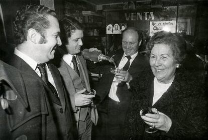 Amparo Domenech Herrero, Doña Amparito, propietaria de la administración 58 de Conde de Peñalver, 51, de Madrid, celebrando el 22 de diciembre de 1978 la cuarta vez que repartía el Gordo de Navidad.