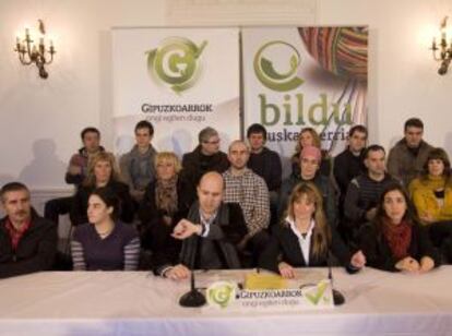 Mikel Biain y Ainhoa Zabalo, en el centro, junto a otros alcaldes de Bildu de Gipuzkoa.