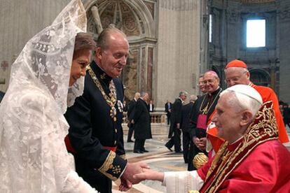 Los reyes de España felicitan al Papa después de la misa inaugural de su pontificado.