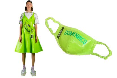 El joven diseñador Dominnico, uno de los favoritos de Rosalía, ha presentado su colección de mascarillas neón en una campaña fotografiada a través de Zoom. Nos quedamos con esta (40 euros) a juego con uno de sus vestidos (c.p.v.)