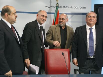 Txarli Prieto, Rodolfo Ares, José Antonio Pastor e Iñaki Arriola en la rueda de prensa del PSE.