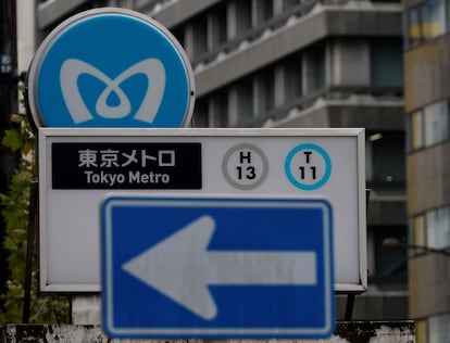 Logo del metro de Tokio en una estación de la ciudad