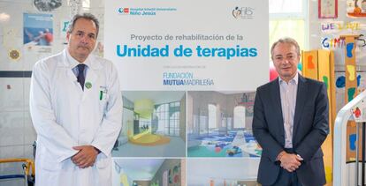 César Gómez, gerente del Hospital Niño Jesús, y Lorenzo Cooklin, director general de Fundación Mutua Madrileña.