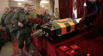 Alexander Zakharchenko (en un plano de frente) en el memorial por un fallecido en el frente, en Donetsk el 19 de mayo.