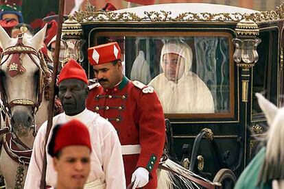 El rey de Marruecos, Mohamed VI, en el interior de la carroza en El Aaiún (Sáhara Occidental), en 2001.