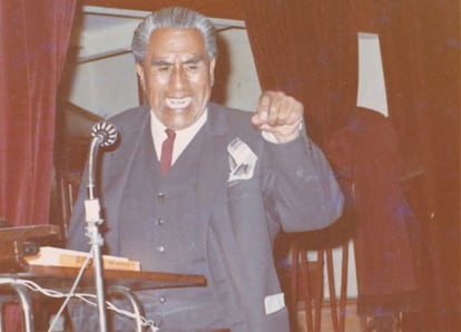 Fausto Reinaga brindado un discurso a finales de la década de 1960.