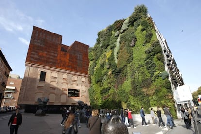 Jardín vertical del centro cultural CaixaForum en el paseo del Prado.