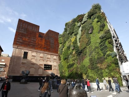 Jardín vertical del centro cultural CaixaForum en el paseo del Prado.