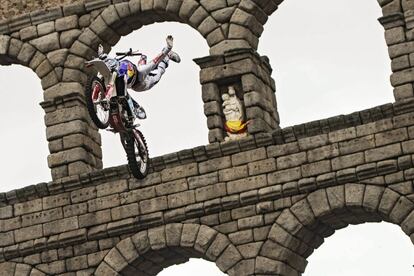 El español Dany Torres saltando enfrente del acueducto de Segovia, patrimonio de la Humanidad de la UNESCO, antes de la tercera etapa de los Red Bull X-Fighters World Tour en Madrid.