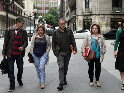 Roberto Uriarte en el centro de la imagen con varios miembros de Podemos