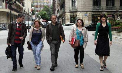 Roberto Uriarte en el centro de la imagen con varios miembros de Podemos