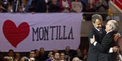 Zapatero abraza a Montilla en el gran acto final de campaña de los socialistas catalanes en el Palau Sant Jordi.