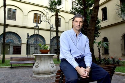 Rodrigo Zarazaga en un patio interno del Colegio del Salvador, en Buenos Aires.