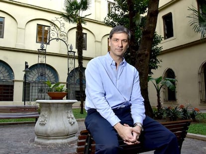 Rodrigo Zarazaga en un patio interno del Colegio del Salvador, en Buenos Aires.