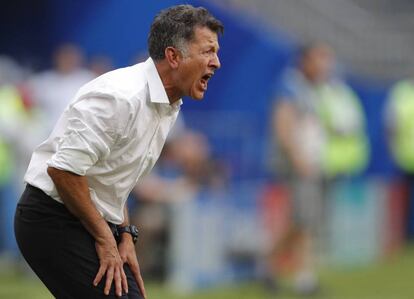 O treinador da seleção do México, Juan Carlos Osorio, dá instruções a seus jogadores na beirada do campo.