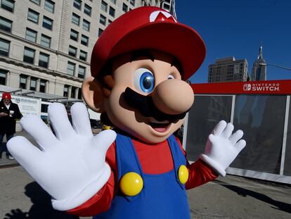 “Traspasó la pantalla y entró en la cultura pop”: la génesis de Super Mario 64, el videojuego que lo cambió todo