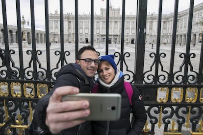Dos jóvenes turistas frente al Palacio Real de Madrid
