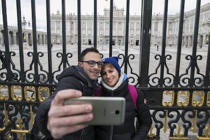 Dos j&oacute;venes turistas frente al Palacio Real de Madrid