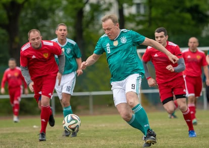 Thomas Oppermann, entonces vicepresidente del Parlamento alemán y jugador del FC Bundestag, durante un partido contra el equipo de la Duma rusa en mayo de 2019.