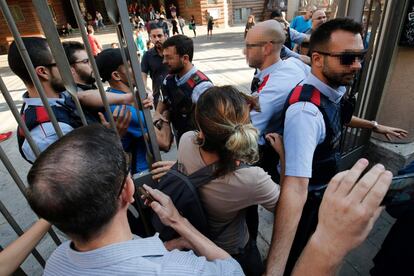 Mossos d'Esquadra eviten que veïns entrin al col·legi Collaso i Gil per ocupar-lo de cara a l'1-O.