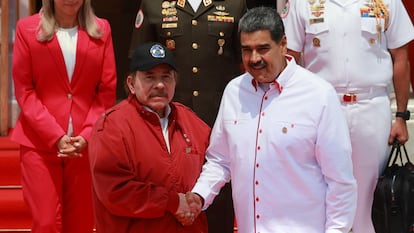 Daniel Ortega y Nicolás Maduro estrechan sus manos durante la visita del presidente nicaragüense al Palacio de Miraflores, en abril de 2024 en Caracas.