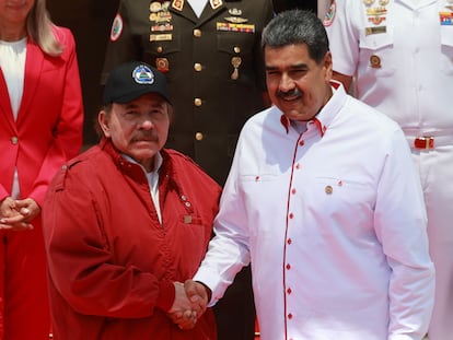 Daniel Ortega y Nicolás Maduro estrechan sus manos durante la visita del presidente nicaragüense al Palacio de Miraflores, en abril de 2024 en Caracas.
