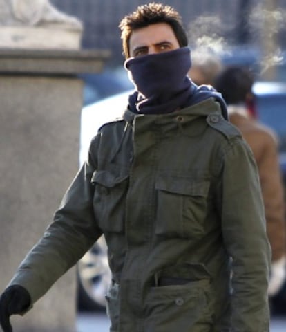 Un hombre pasea por la plaza de Col&oacute;n en un d&iacute;a de sol y temperaturas bajas, pr&oacute;logo de la ola de fr&iacute;o siberiano.