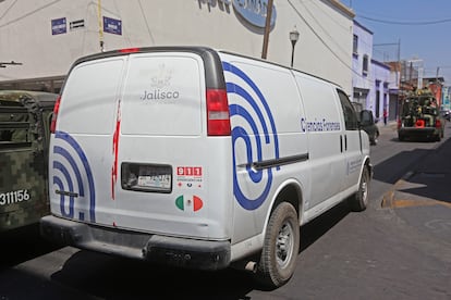 Un cuerpo envuelto en plástico negro fue dejado en una de las bancas del Centro de San Pedro Tlaquepaque y trasladado en una camioneta del Estado de Jalisco, el día 18 de marzo de 2021.