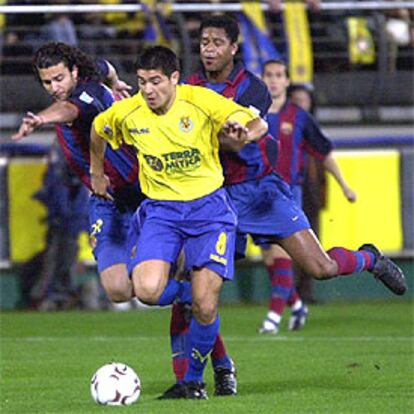 Márquez y Kluivert persiguen a Román Riquelme durante un momento del encuentro.