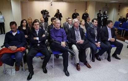 Les divuit persones acusades en el 'cas Noós', a la sala del judici d'aquest cas que ha començat a l'Escola Balear de l'Administració Pública (EBAP), a Palma.
