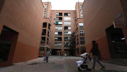 Un edificio de viviendas en el barrio de San Blas, en Madrid. 