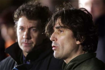 Georges Malbrunot, izquierda, y Christian Chesnot, momentos después de aterrizar en el aeropuerto de París.