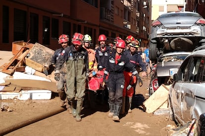 Expertos en Rescate de la Comunidad de Madrid ayudan en las labores de búsqueda y rescate de víctimas en Valencia.